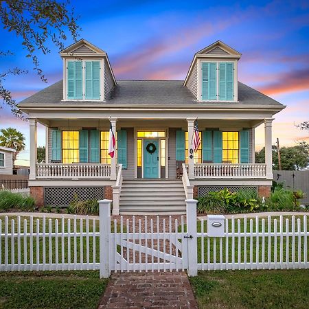 Historic 1871 Coastal Breeze With Heated Pool - Restoring Galveston Villa Exterior foto
