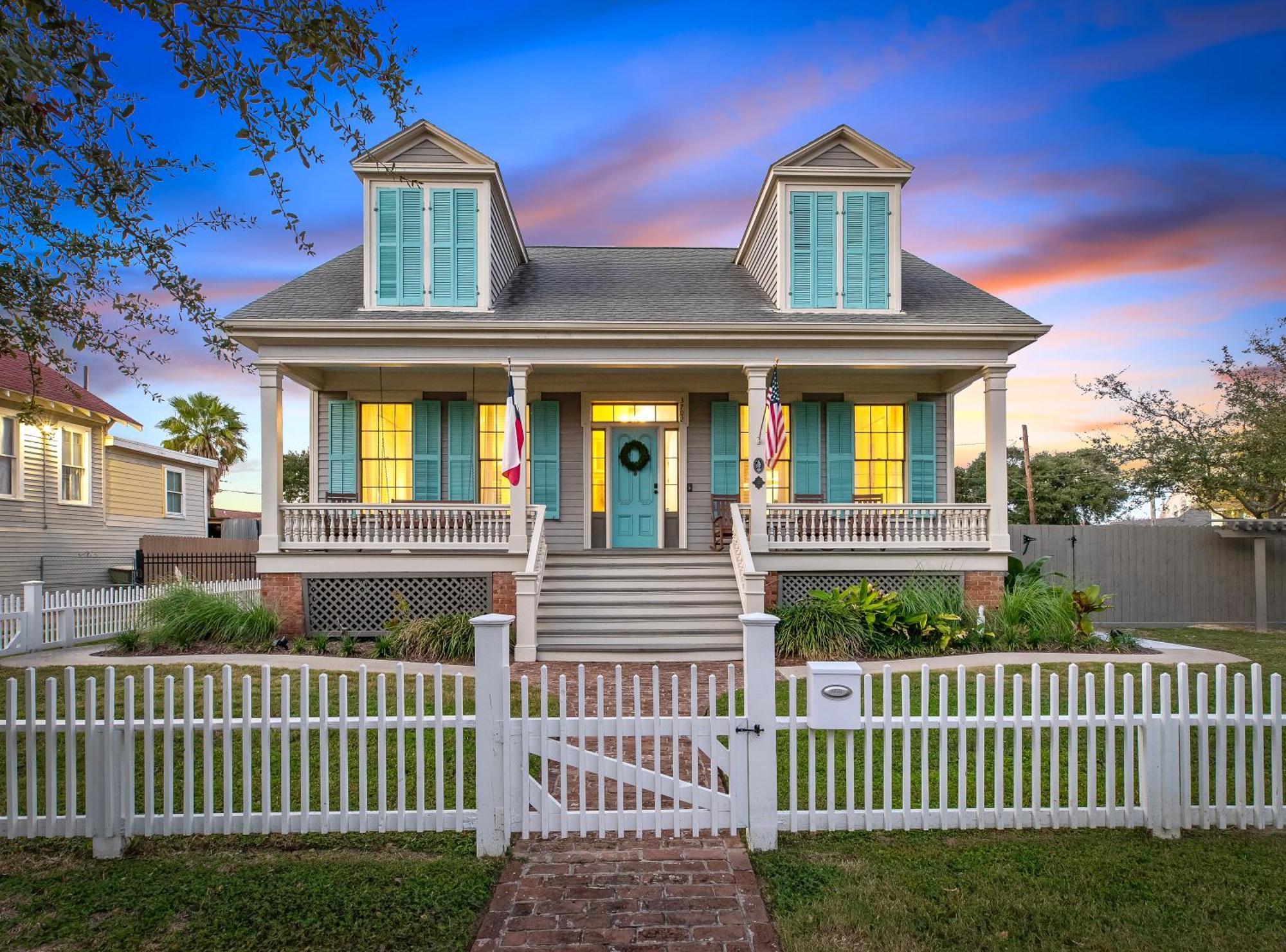 Historic 1871 Coastal Breeze With Heated Pool - Restoring Galveston Villa Exterior foto