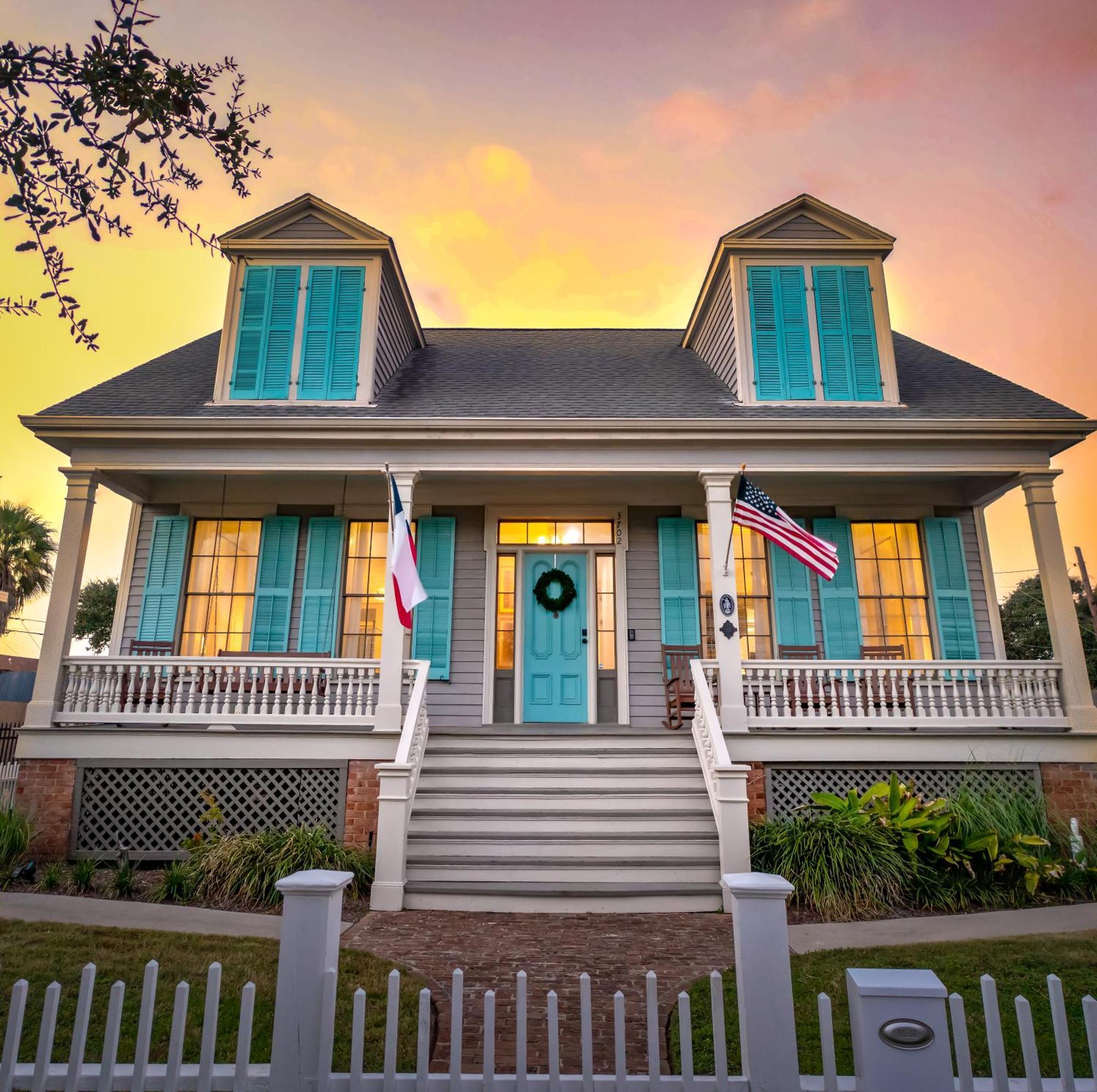 Historic 1871 Coastal Breeze With Heated Pool - Restoring Galveston Villa Exterior foto