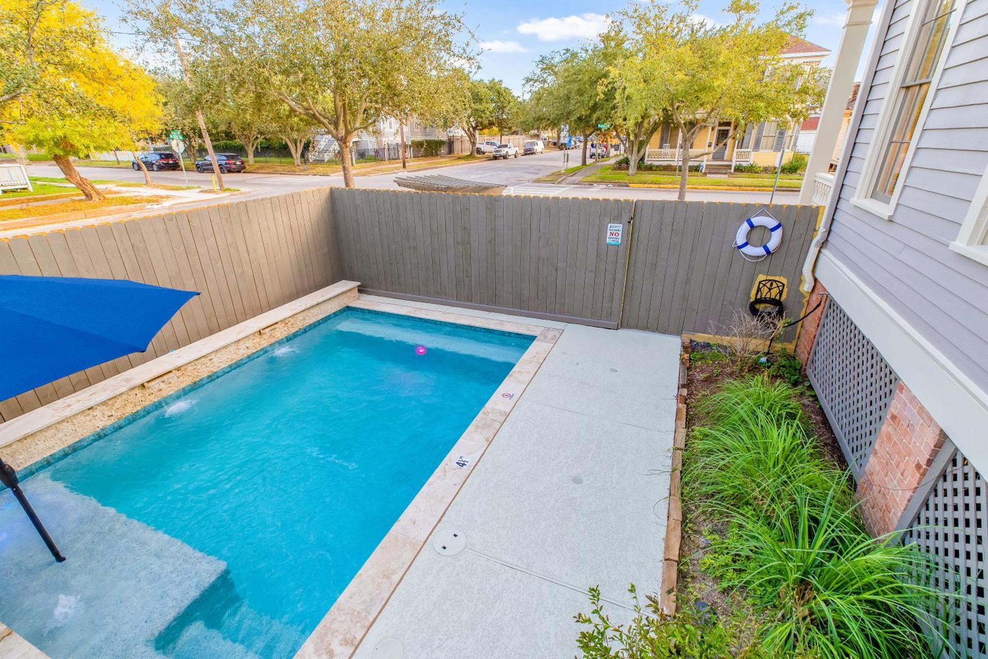 Historic 1871 Coastal Breeze With Heated Pool - Restoring Galveston Villa Exterior foto