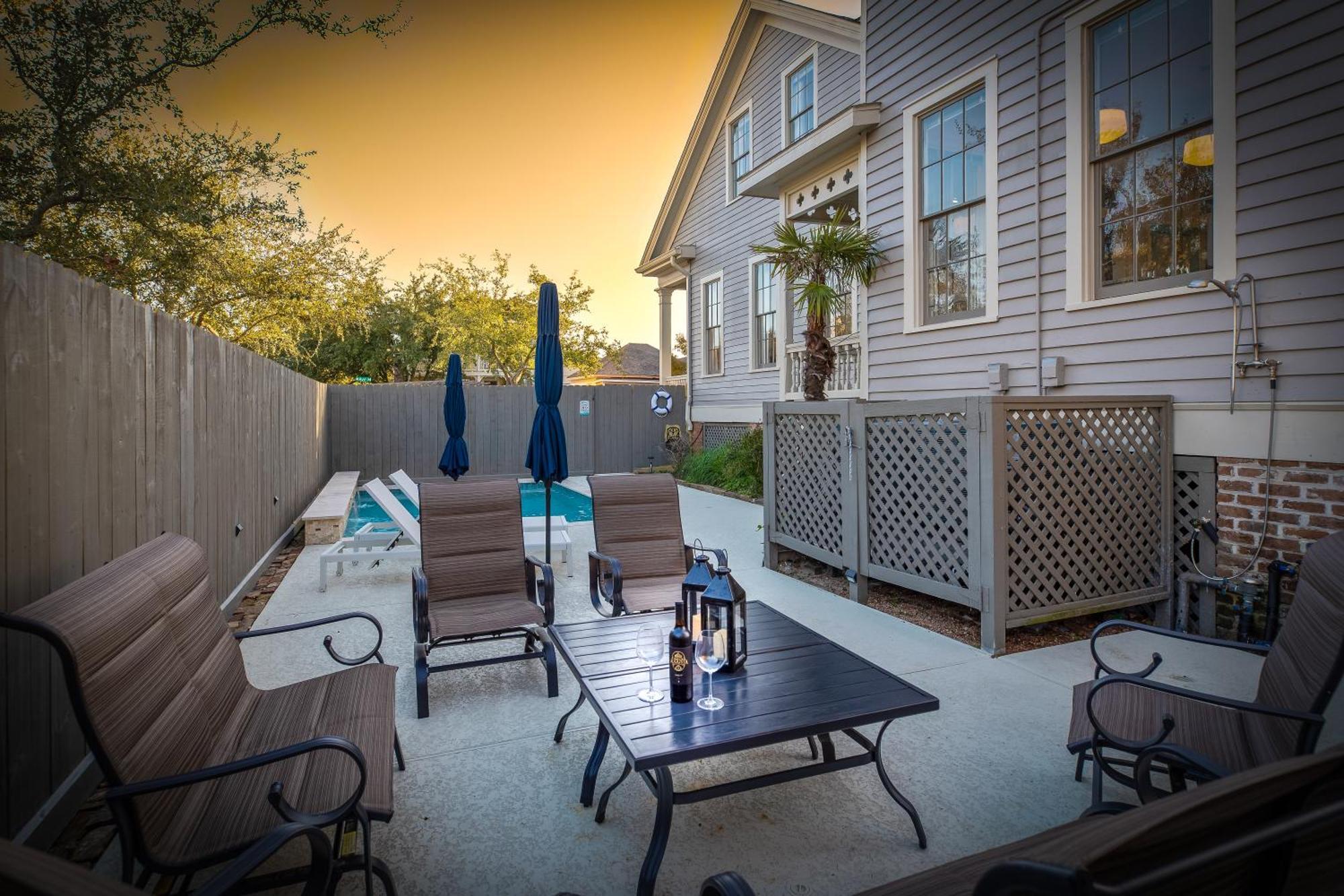Historic 1871 Coastal Breeze With Heated Pool - Restoring Galveston Villa Exterior foto