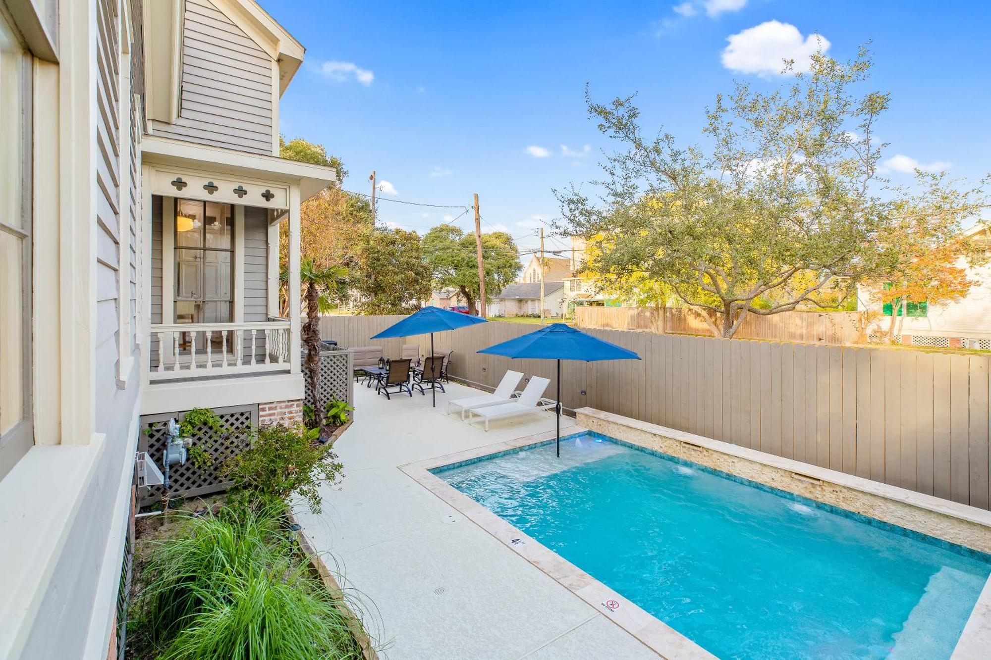 Historic 1871 Coastal Breeze With Heated Pool - Restoring Galveston Villa Exterior foto