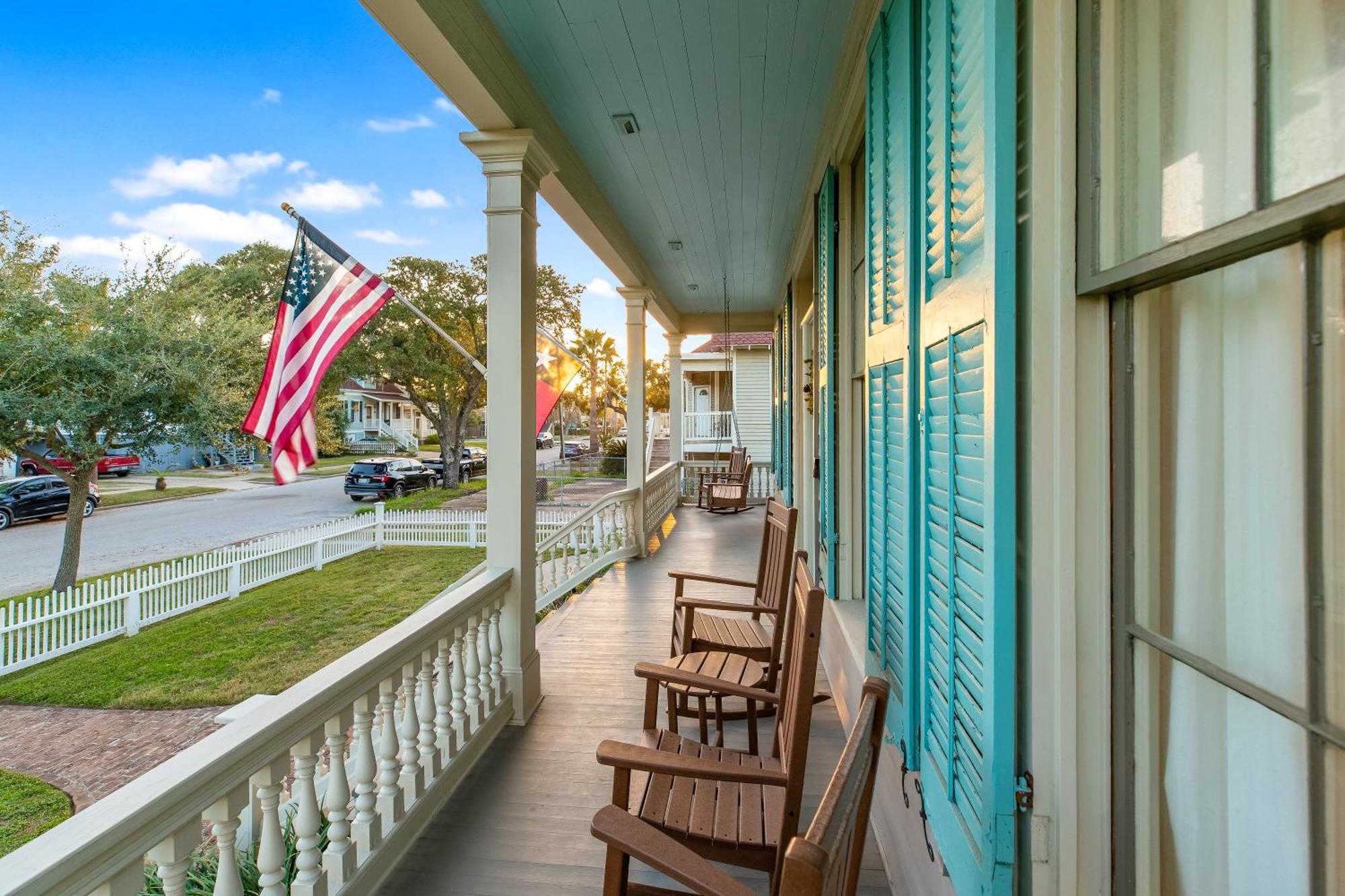 Historic 1871 Coastal Breeze With Heated Pool - Restoring Galveston Villa Exterior foto