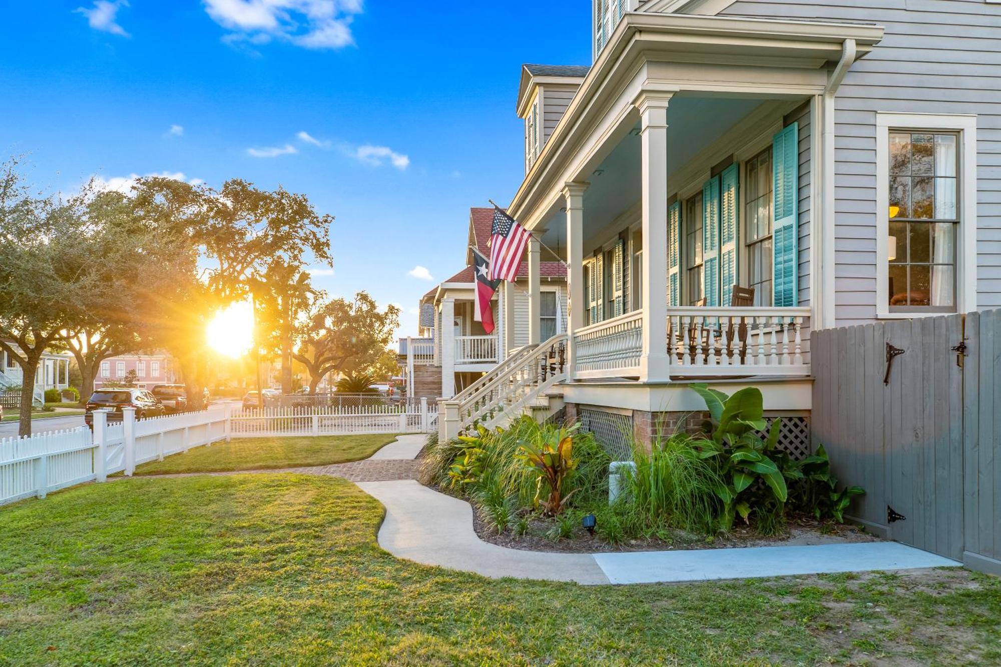 Historic 1871 Coastal Breeze With Heated Pool - Restoring Galveston Villa Exterior foto